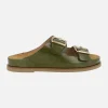 Sandalias en piel charol con cierre de hebillas