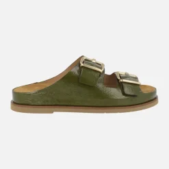 Sandalias en piel charol con cierre de hebillas