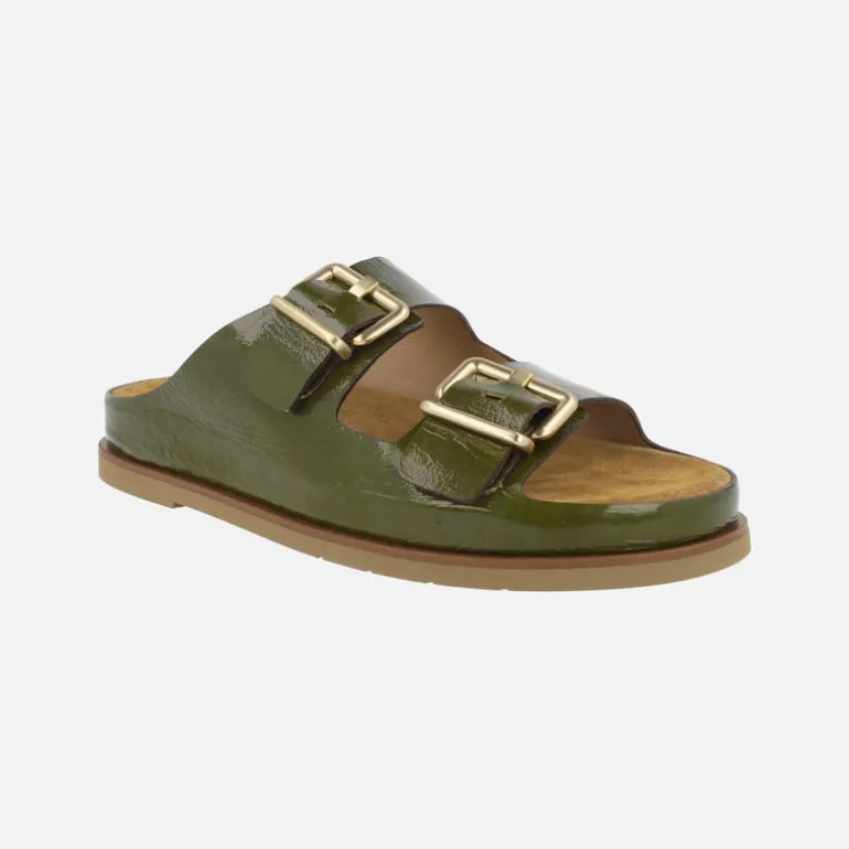 Sandalias en piel charol con cierre de hebillas
