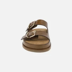 Sandalias en piel charol con cierre de hebillas