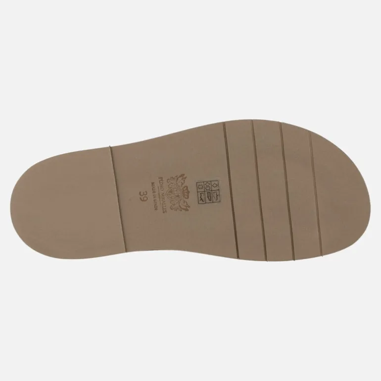 Sandalias en piel charol con cierre de hebillas