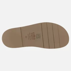 Sandalias en piel charol con cierre de hebillas