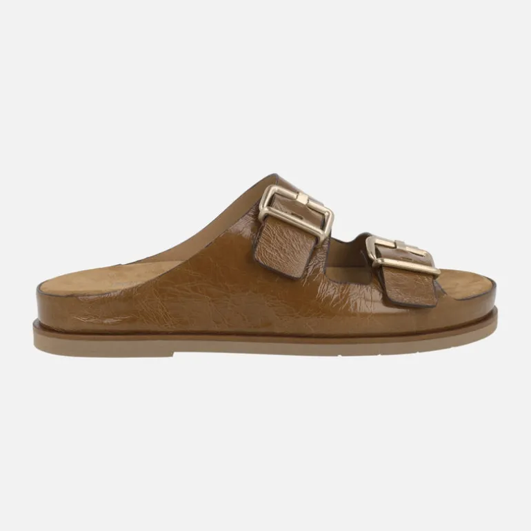 Sandalias en piel charol con cierre de hebillas