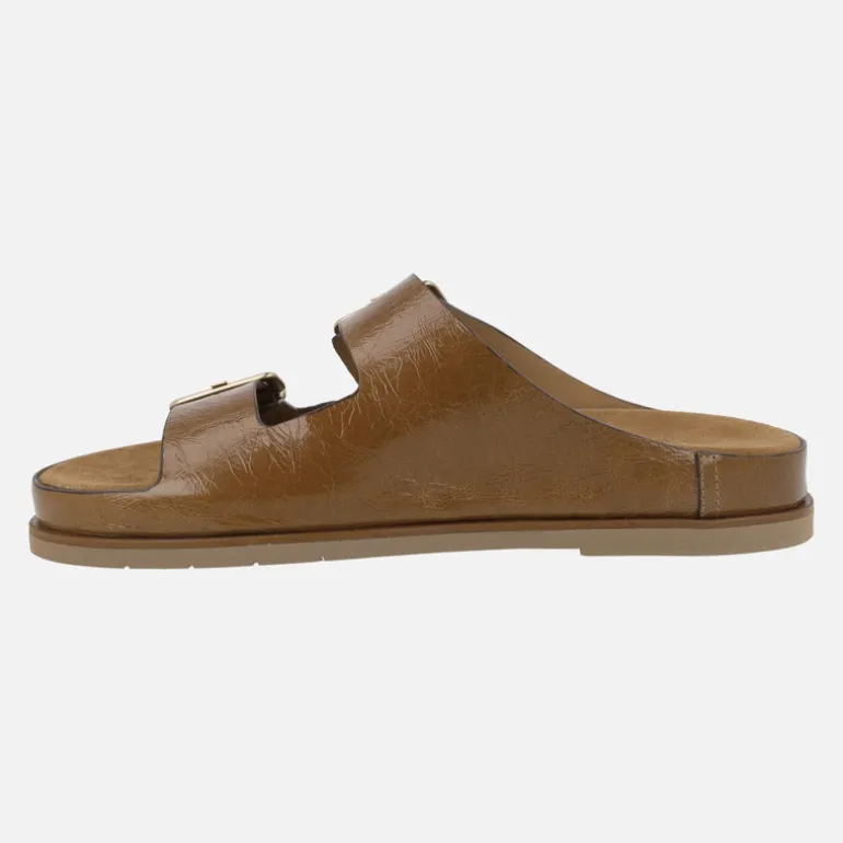 Sandalias en piel charol con cierre de hebillas