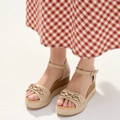 Sandalias en rafia beige con pulsera al tobillo y cuña alta