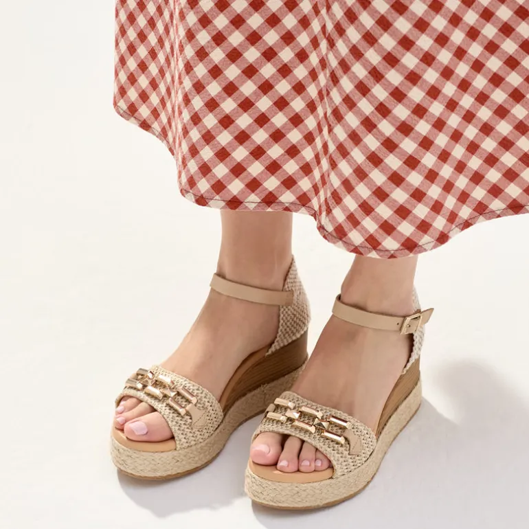 Sandalias en rafia beige con pulsera al tobillo y cuña alta