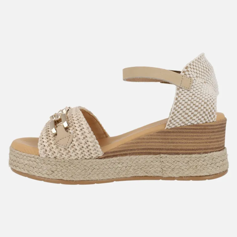 Sandalias en rafia beige con pulsera al tobillo y cuña alta
