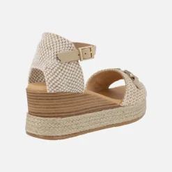 Sandalias en rafia beige con pulsera al tobillo y cuña alta