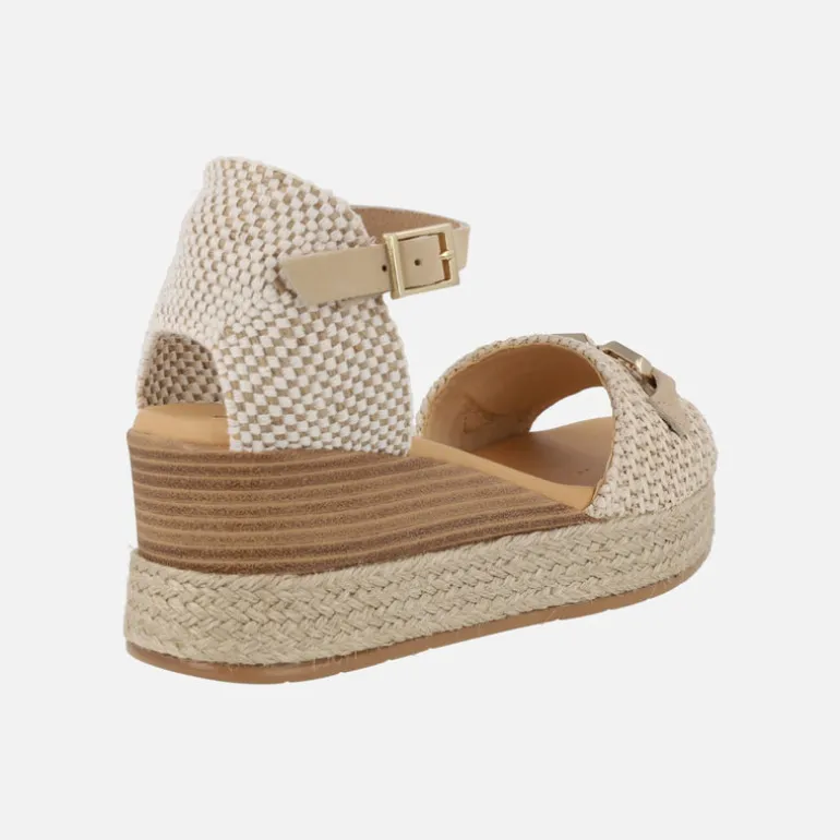 Sandalias en rafia beige con pulsera al tobillo y cuña alta