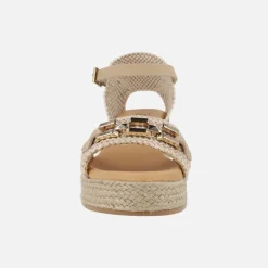 Sandalias en rafia beige con pulsera al tobillo y cuña alta