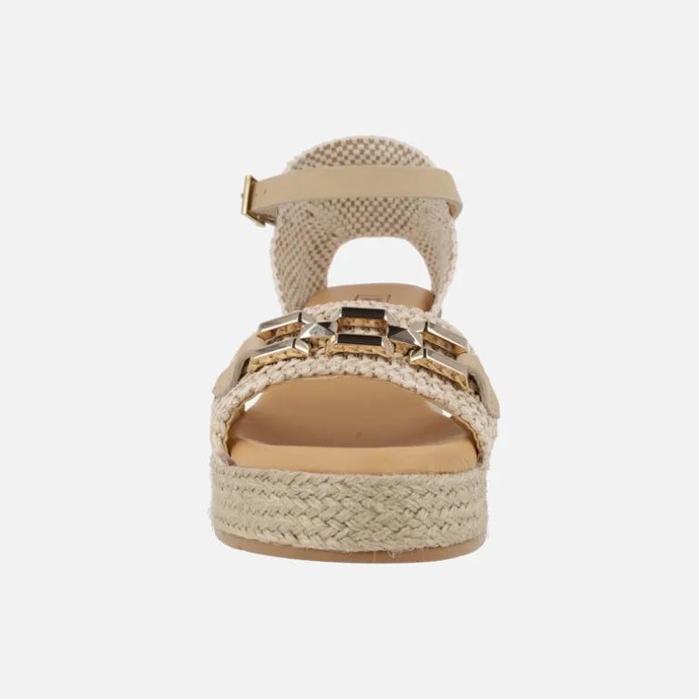 Sandalias en rafia beige con pulsera al tobillo y cuña alta