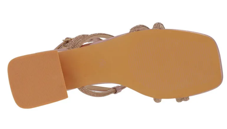 Sandalias en rosa metalizado con tiras de strass