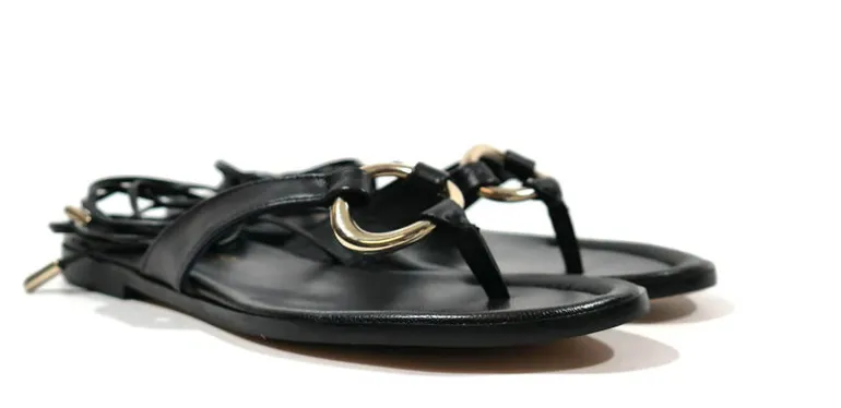Sandalias esclavas de piel con argolla y cintas