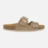 Sandalias estilo bio en serraje taupe con hebillas doradas