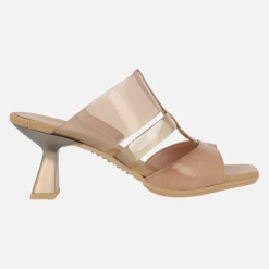 Sandalias estilo mules combinadas en piel y vinilo