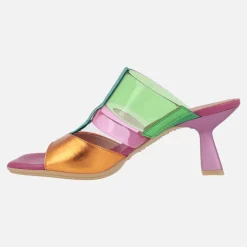 Sandalias estilo mules combinadas en piel y vinilo