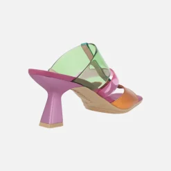 Sandalias estilo mules combinadas en piel y vinilo
