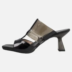 Sandalias estilo mules combinadas en piel y vinilo