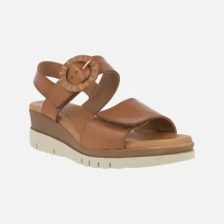 Sandalias marrones de piel con hebilla decorativa de rafia