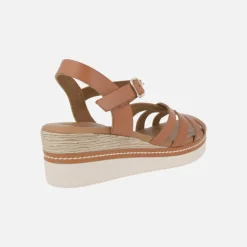 Sandalias marrones de piel con pulsera al tobillo y cierre de hebilla