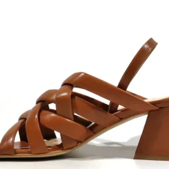 Sandalias marrones Primavera con tiras entrelazadas