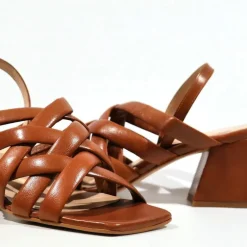 Sandalias marrones Primavera con tiras entrelazadas