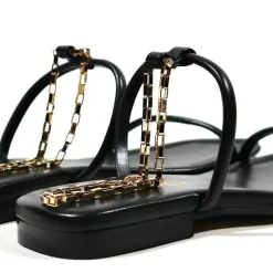 Sandalias negras con pulsera dorada al tobillo para mujer