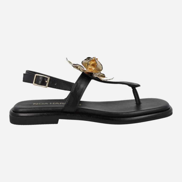Sandalias negras de dedo con adorno de flor dorada