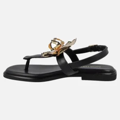 Sandalias negras de dedo con adorno de flor dorada
