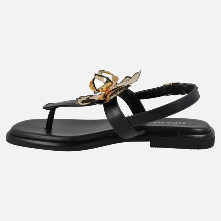 Sandalias negras de dedo con adorno de flor dorada