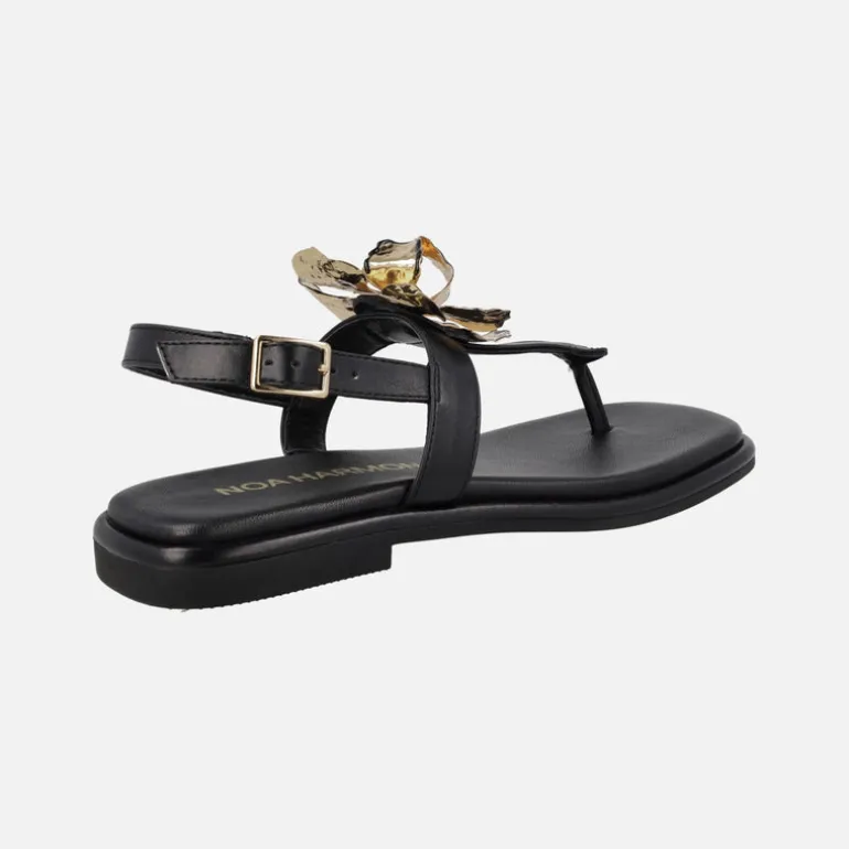 Sandalias negras de dedo con adorno de flor dorada