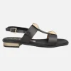 Sandalias negras de piel con adornos y detalles en color oro