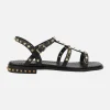 Sandalias negras de piel planas con detalle de remaches dorados