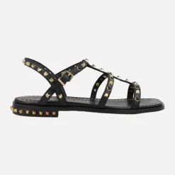 Sandalias negras de piel planas con detalle de remaches dorados