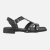 Sandalias negras de piel grabada con tachas metálicas plateadas