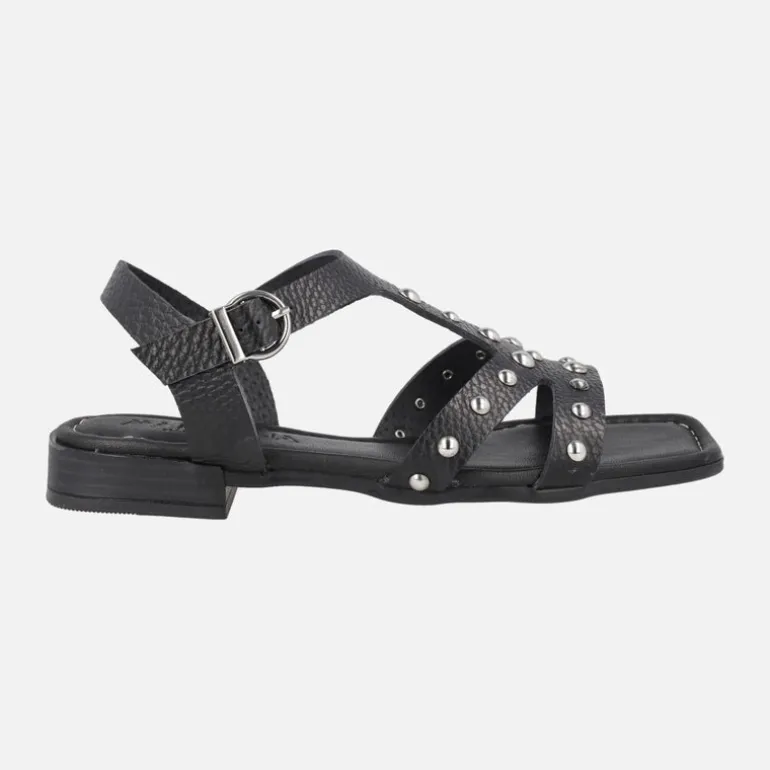 Sandalias negras de piel grabada con tachas metálicas plateadas