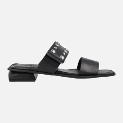 Sandalias negras de piel con tachas y cierre de velcro