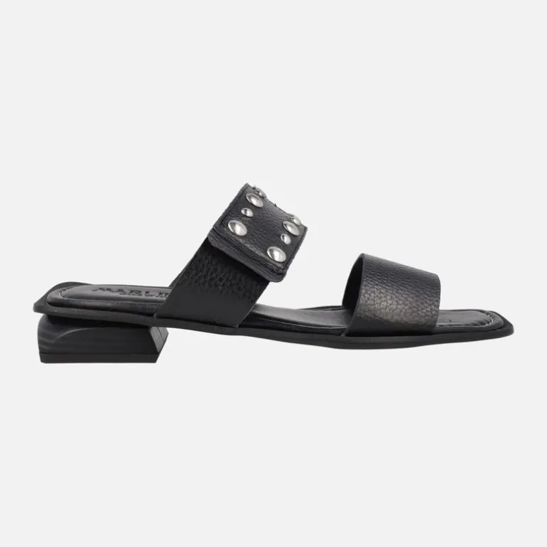 Sandalias negras de piel con tachas y cierre de velcro