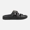 Sandalias negras de piel con tiras anchas y hebilla dorada