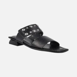 Sandalias negras de piel con tachas y cierre de velcro