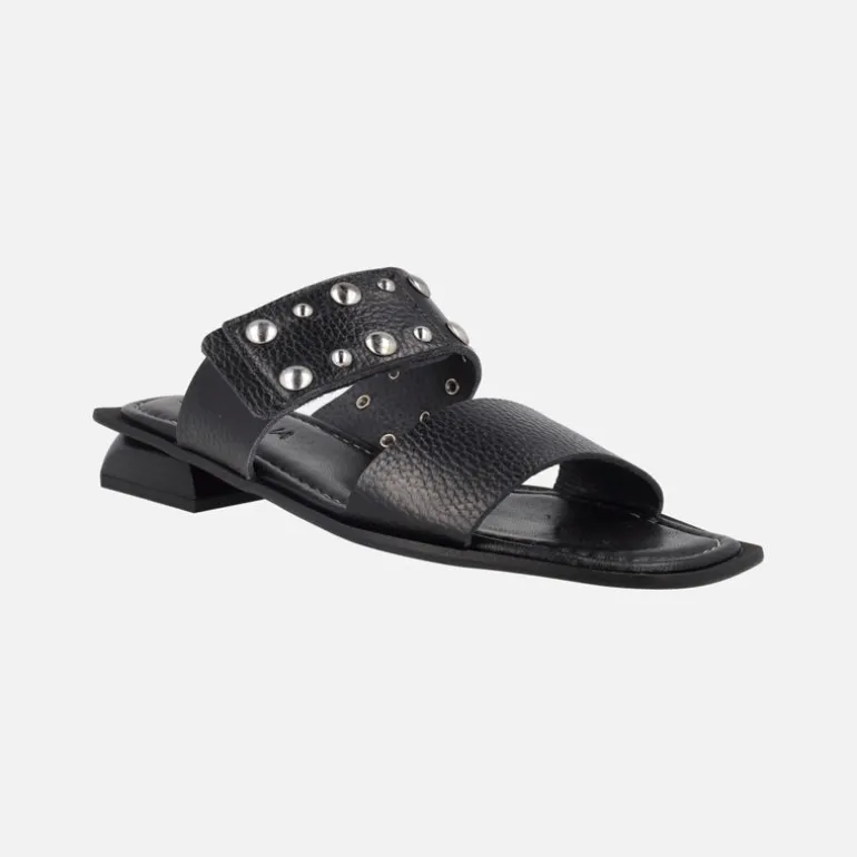 Sandalias negras de piel con tachas y cierre de velcro
