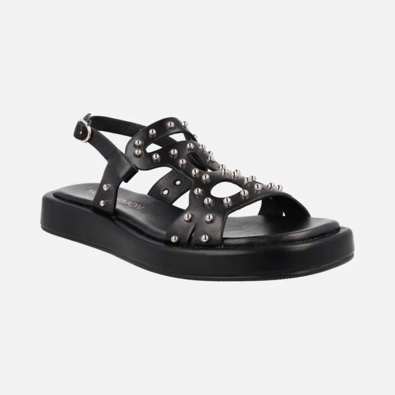 Sandalias negras de piel con tachas metálicas doradas