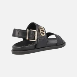 Sandalias negras de piel Isabela con adorno metálico dorado