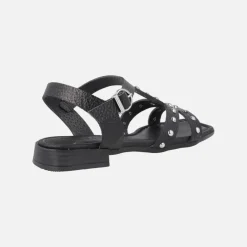 Sandalias negras de piel grabada con tachas metálicas plateadas
