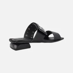 Sandalias negras de piel con tachas y cierre de velcro
