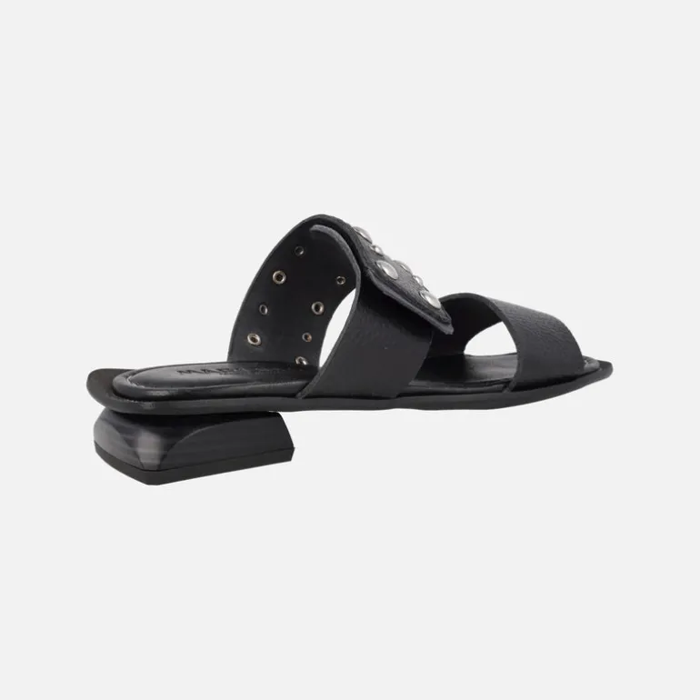 Sandalias negras de piel con tachas y cierre de velcro