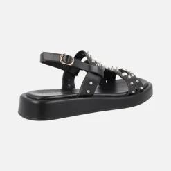 Sandalias negras de piel con tachas metálicas doradas
