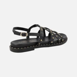 Sandalias negras de piel con tachas metálicas doradas