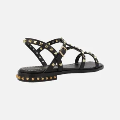 Sandalias negras de piel planas con detalle de remaches dorados