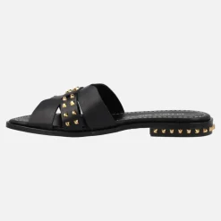 Sandalias negras de piel con remaches metálicos dorados